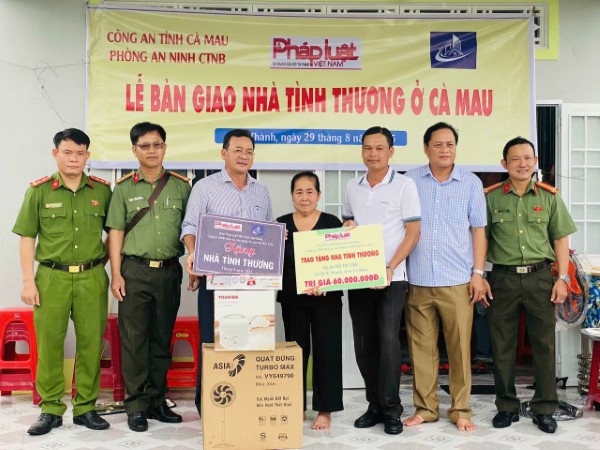 Báo Pháp luật Việt Nam trao tặng ba nhà tình thương tại Cà Mau